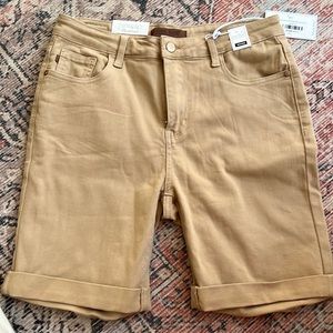 Judy blue aria khaki Bermuda shorts!